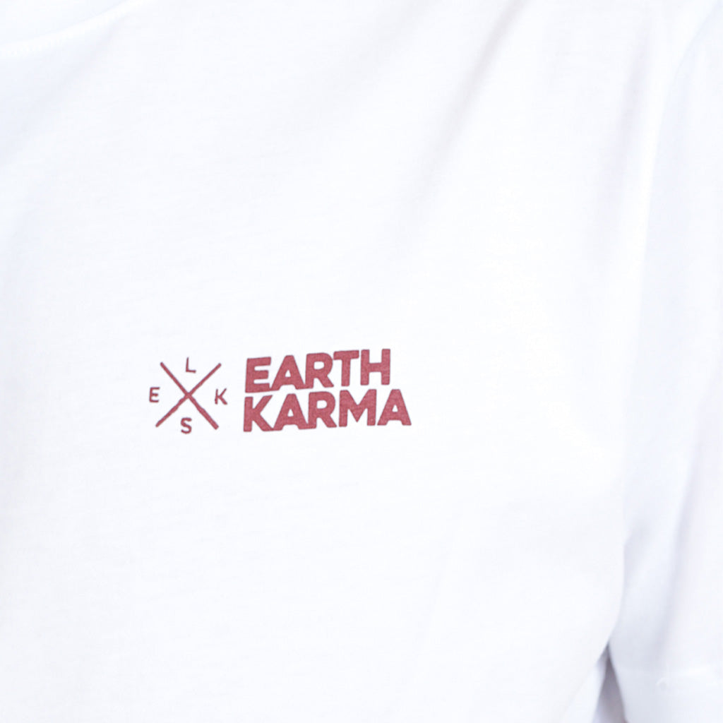 En T-Shirt, Earth Karma Brushed i farven hvid nærbillede af logo