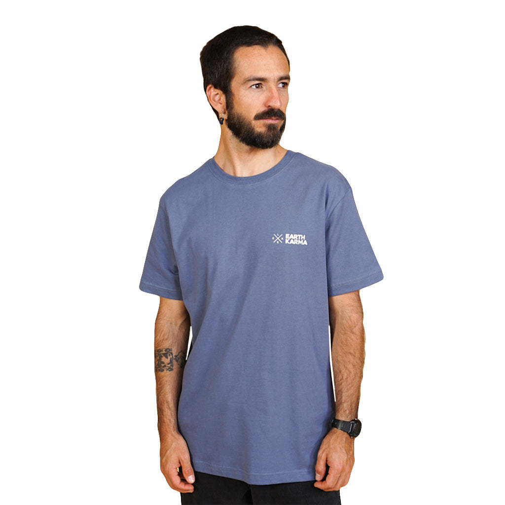 En T-Shirt, Earth Karma Brushed i farven blå set forfra på model