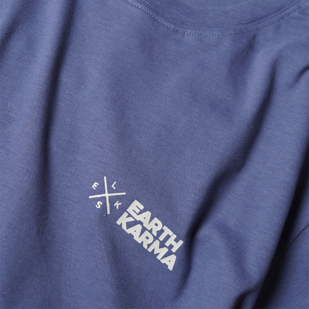 En T-Shirt, Earth Karma Brushed i farven blå nærbillede af logo