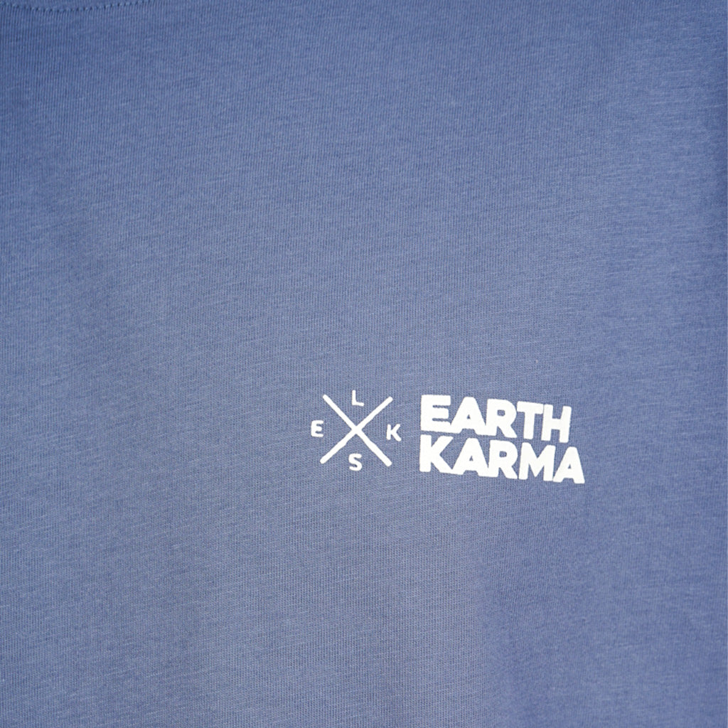 En T-Shirt, Earth Karma Brushed i farven blå set forfra closeup