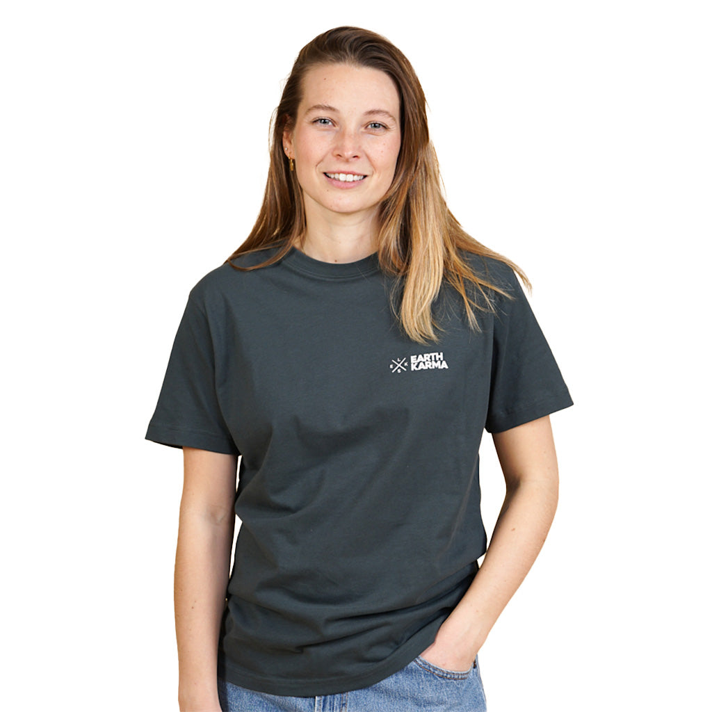 En T-Shirt, Earth Karma Brushed i farven grøn set forfra på model