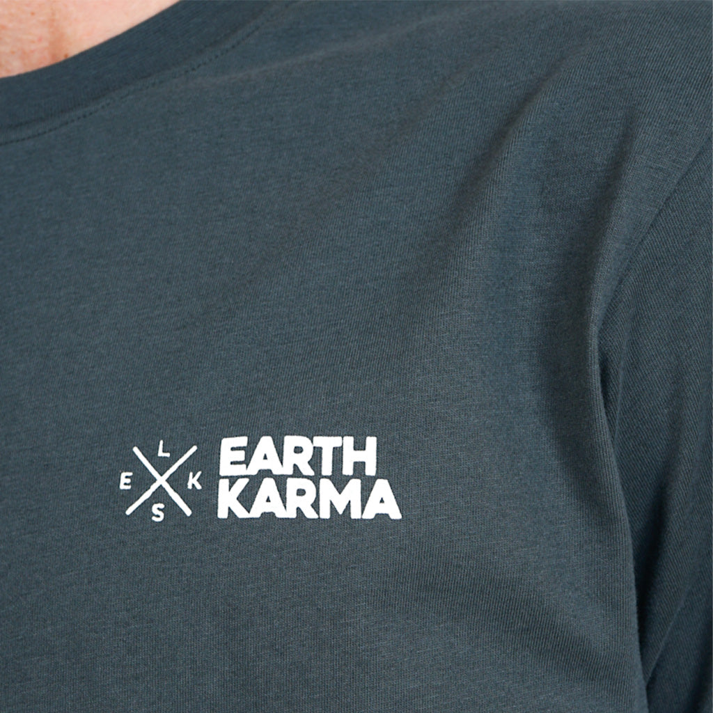 En T-Shirt, Earth Karma Brushed i farven grøn Nærbillede af logo