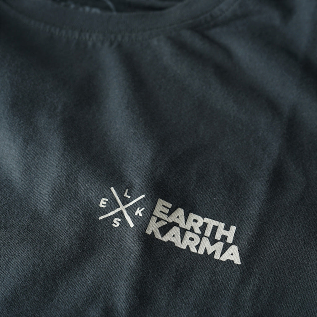 En T-Shirt, Earth Karma Brushed i farven grøn nærbillede af logo