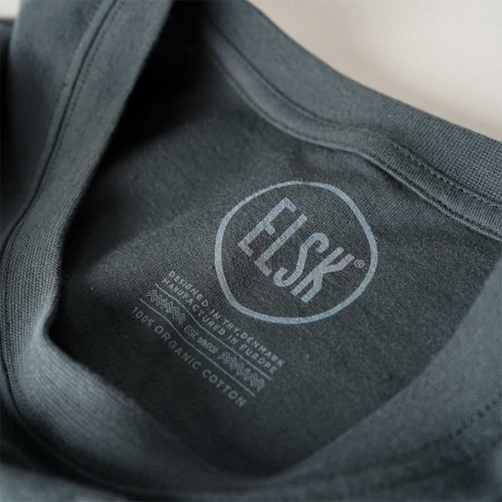 En T-Shirt, Earth Karma Brushed i farven grøn nærbillede af logo