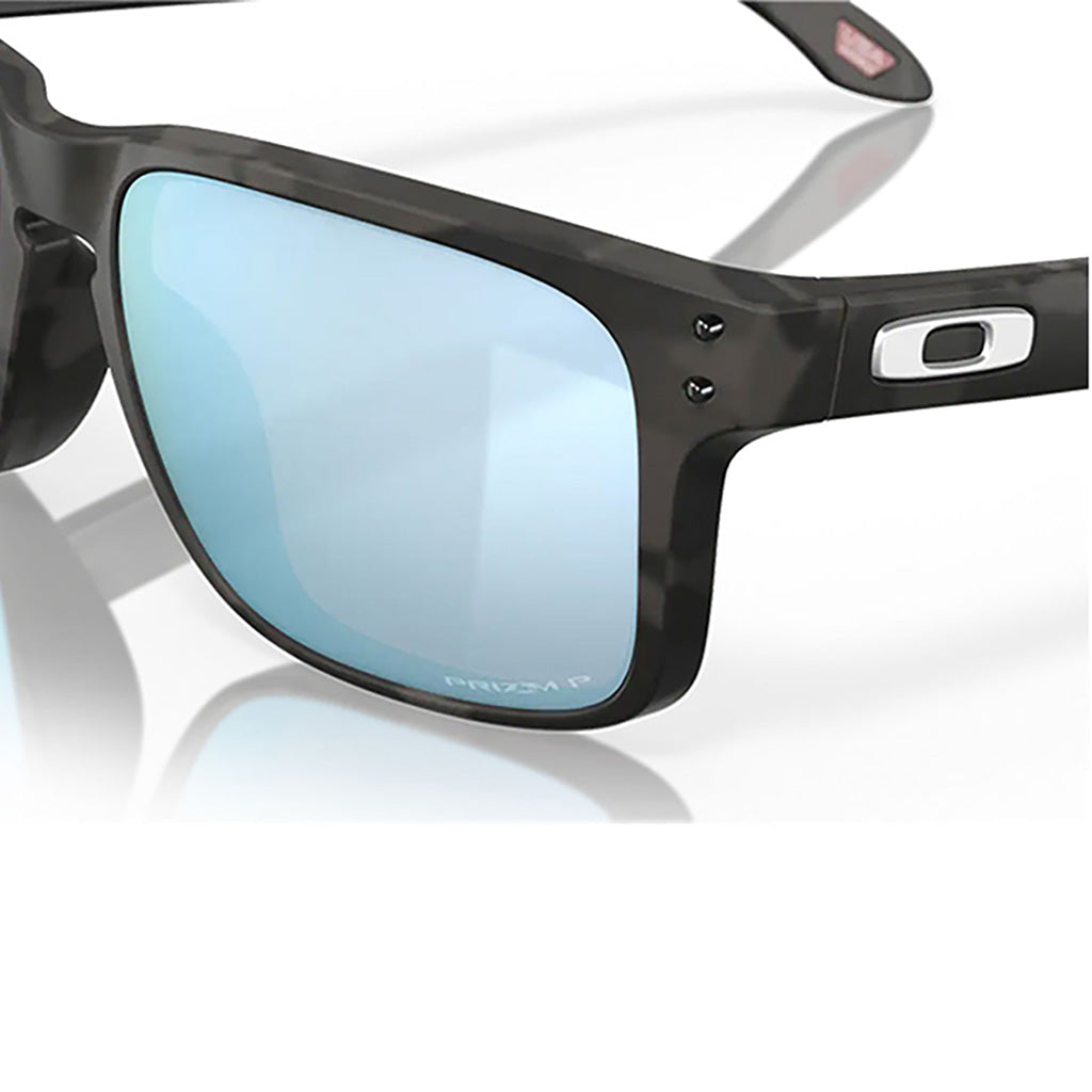 Holbrook Solbriller i farven Matte sort Camo set fra en skrå vinkel