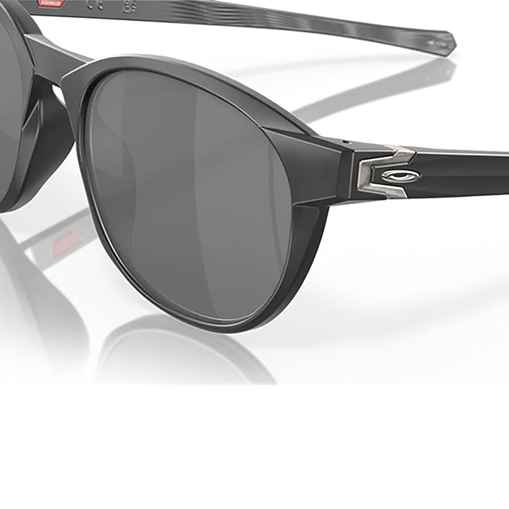 Reedmace Solbriller i farven Matte sort Ink W/Prizm sort set forfra med skrå vinkel