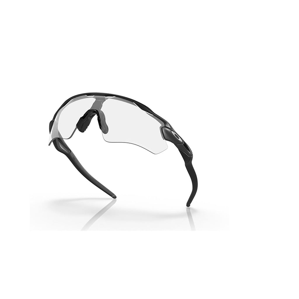 Radar Ev Path Solbriller i farven Steel W/Clear 50% sort Iridium Photochromic set fra en skrå vinkel