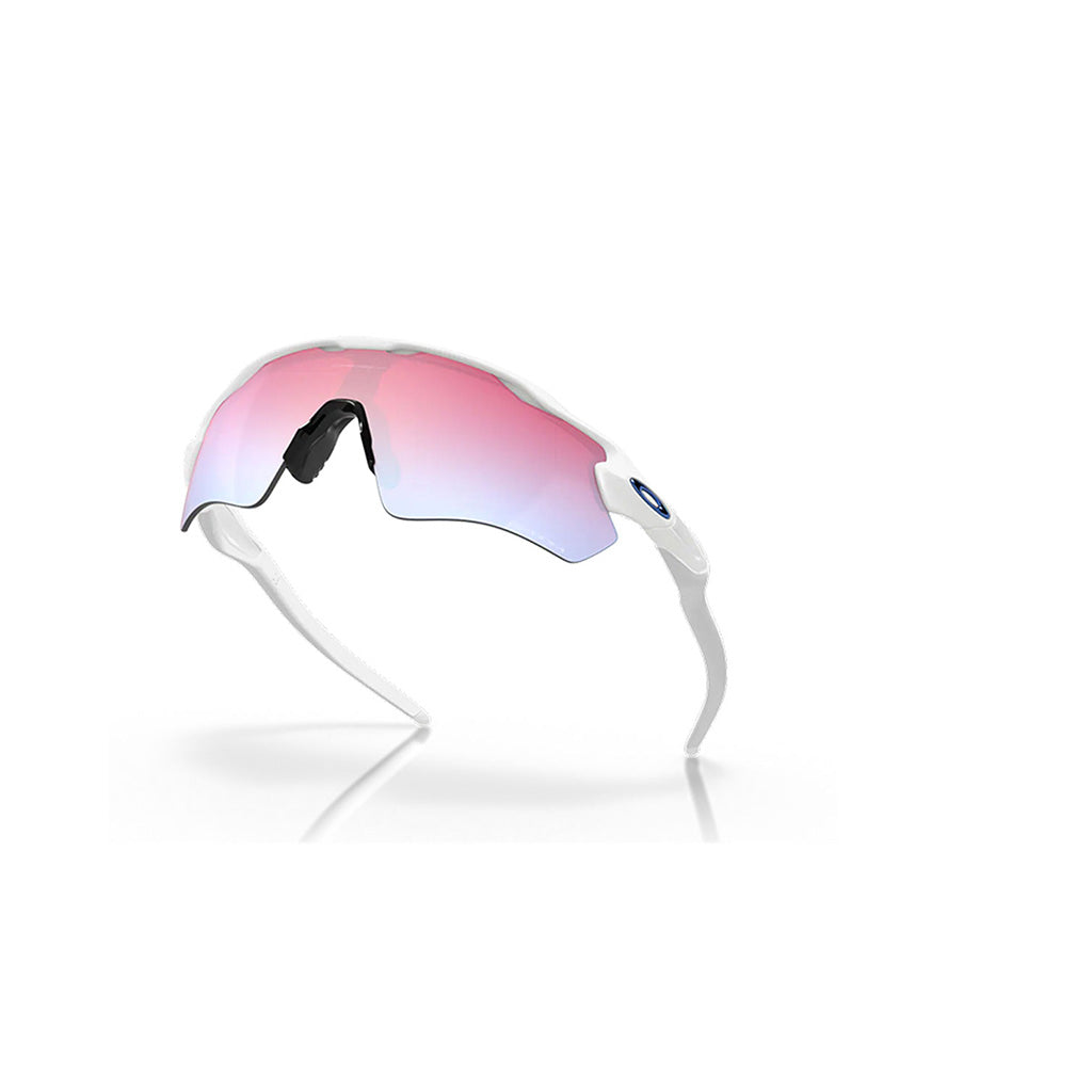 Radar Ev Path Solbriller i farven Polished hvid W/Prizm Snow set fra en skrå vinkel