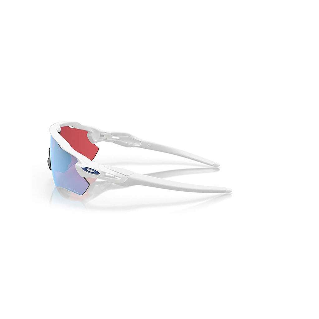 Radar Ev Path Solbriller i farven Polished hvid W/Prizm Snow set fra siden