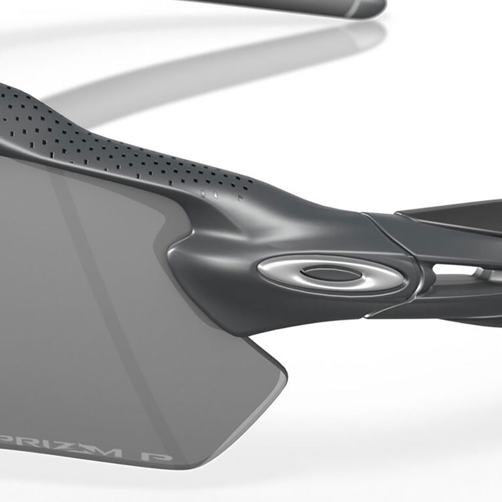 Radar Ev Path Solbriller i farven Hi Res Carbon W/Prizm sort Polarized nærbillede af logo