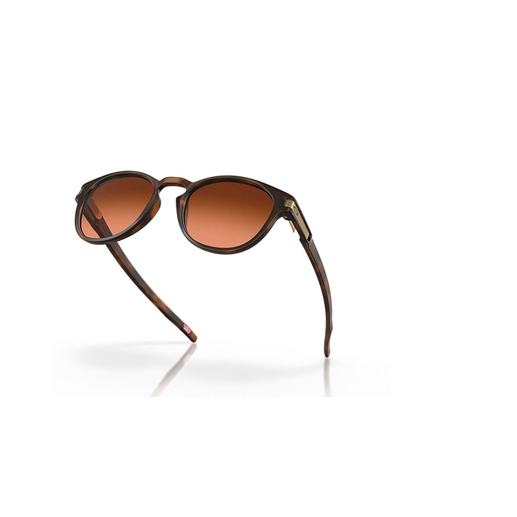 Latch Solbriller i farven Matte brun Tortoise W/Prizm brun Gradient set fra en skrå vinkel