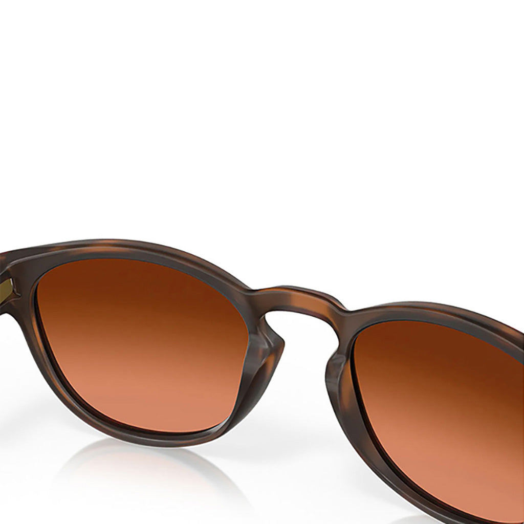 Latch Solbriller i farven Matte brun Tortoise W/Prizm brun Gradient set fra en skrå vinkel