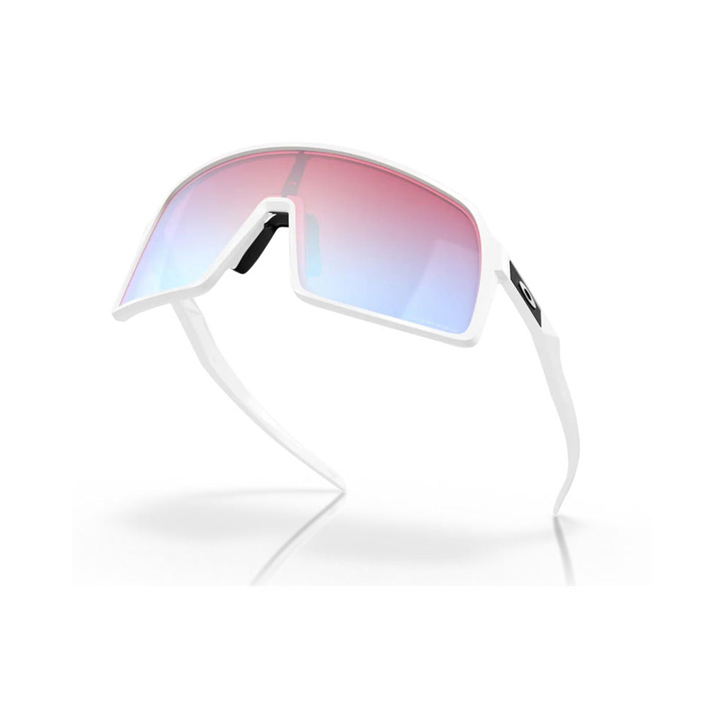 Sutro Solbriller i farven Polished hvid W/ Prizm Snow Sapphire set fra en skrå vinkel