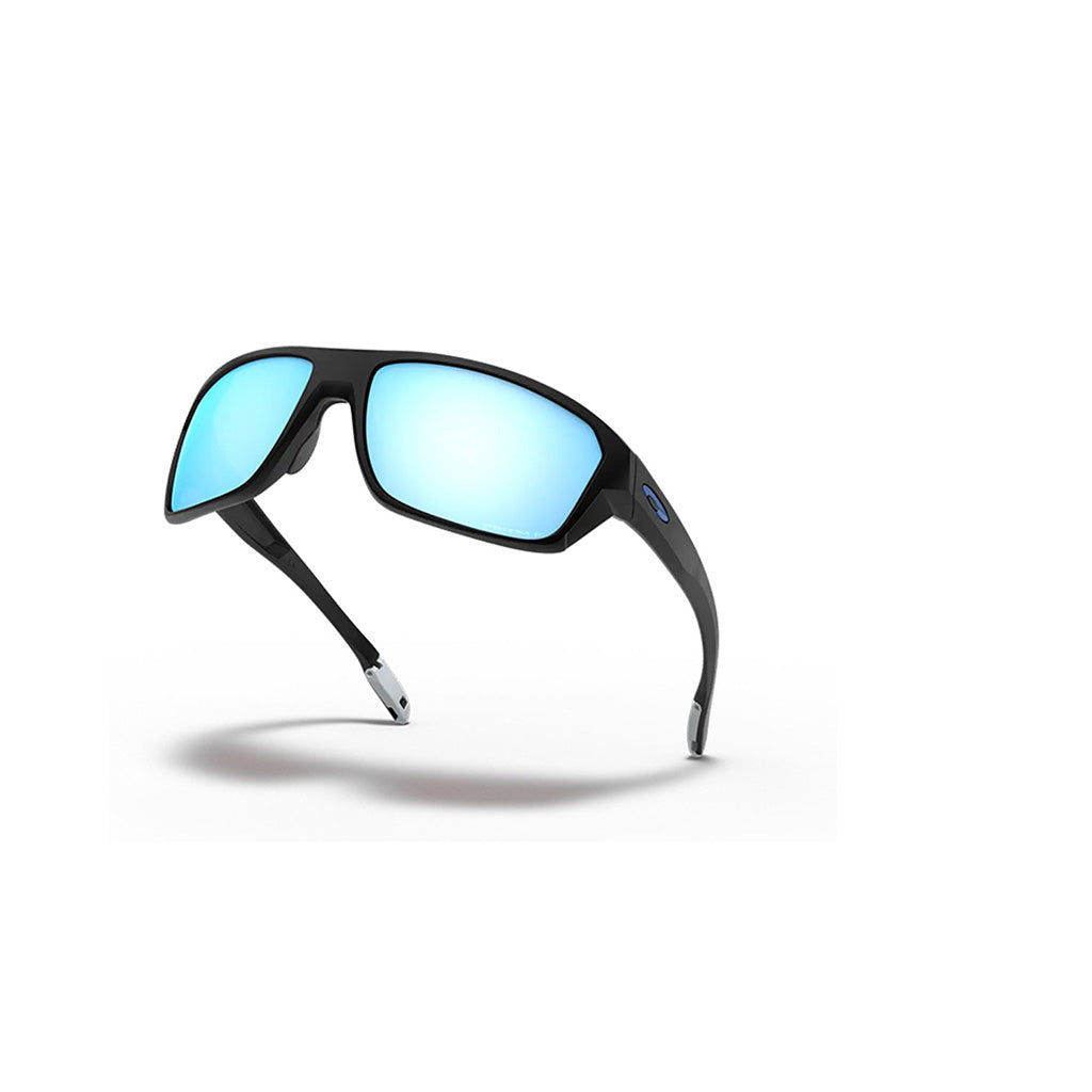 Split Shot Solbriller i farven Matte sort set fra en skrå vinkel