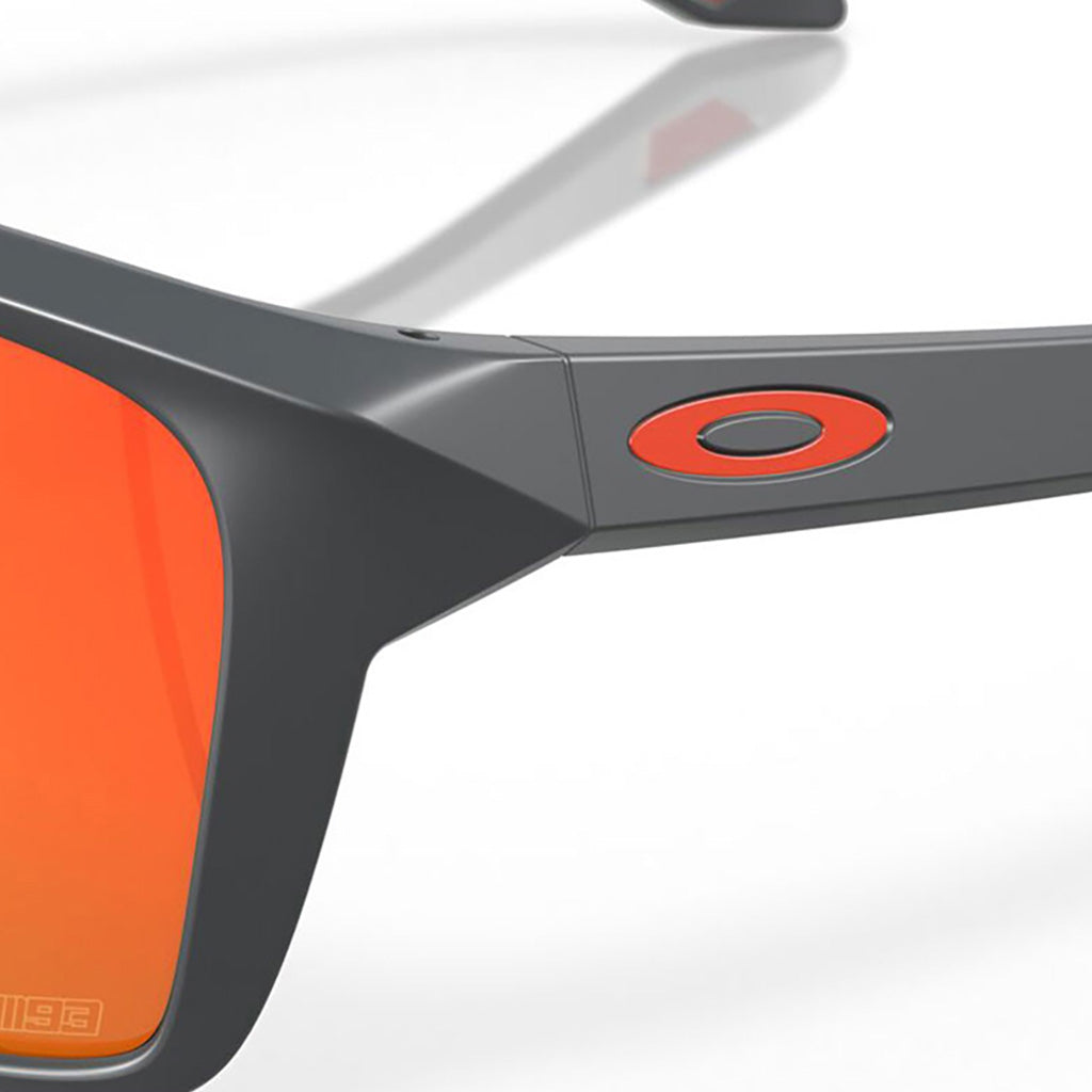 Sylas Solbriller i farven Matte Carbon W Prizm Ruby detalje