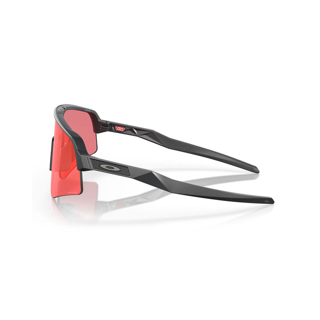 Sutro Lite Sweep Solbriller i farven Matte Carbon set fra en skrå vinkel