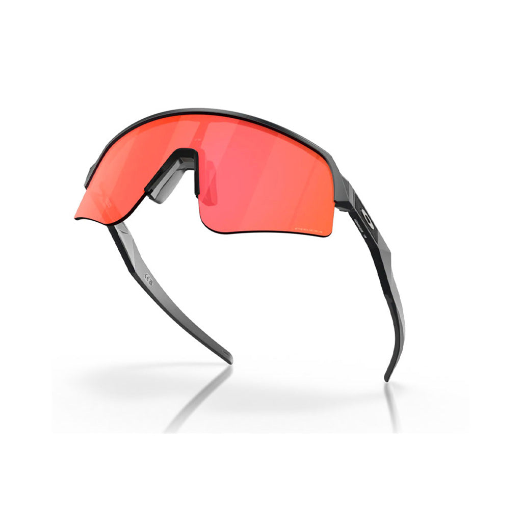 Sutro Lite Sweep Solbriller i farven Matte Carbon set fra en skrå vinkel