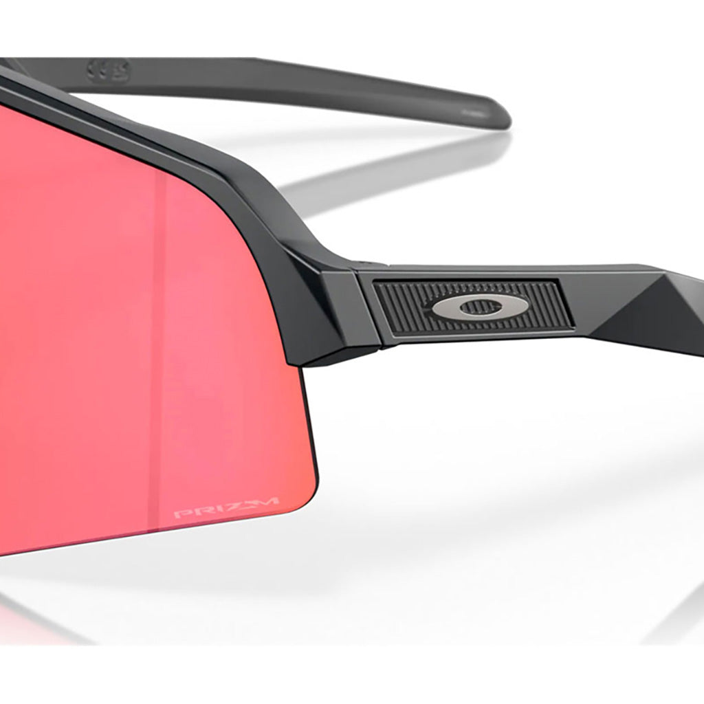 Sutro Lite Sweep Solbriller i farven Matte Carbon detalje