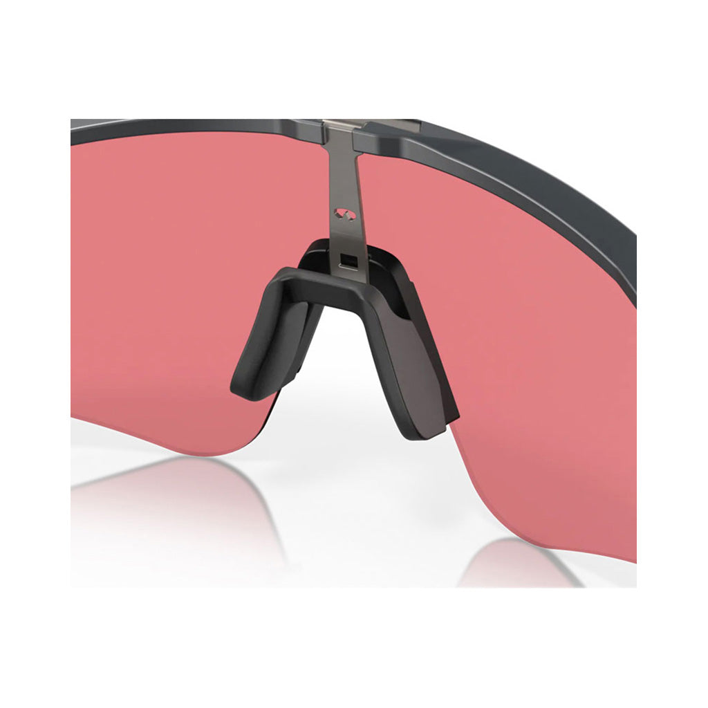 Sutro Lite Sweep Solbriller i farven Matte Carbon detalje