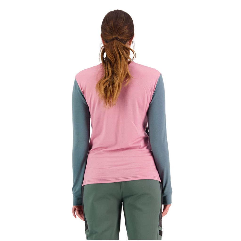 En Langærmet T-shirt, Yotei BF LS i farven Dusty Pink / Burnt Sage set bagfra