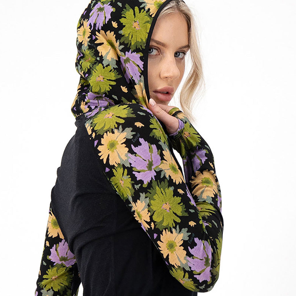 Bella Tech Hood Midlayer i farven Alpine Bloom / sort set fra en skrå vinkel