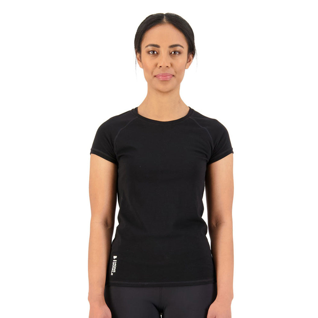 Skiundertøj, Bella Tech Tee i farven sort set forfra på afstand