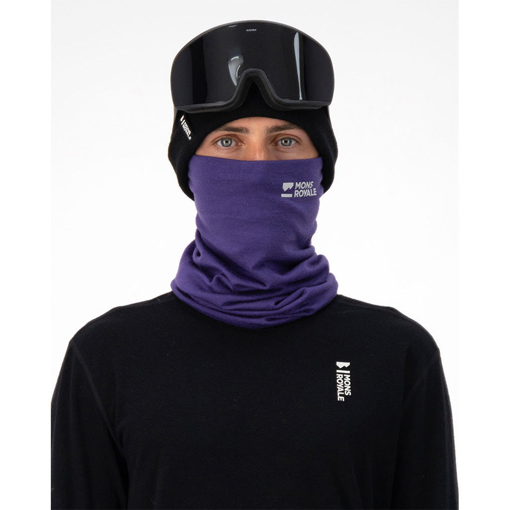 En Halsedisse, Double Up i farven Violet set forfra på model