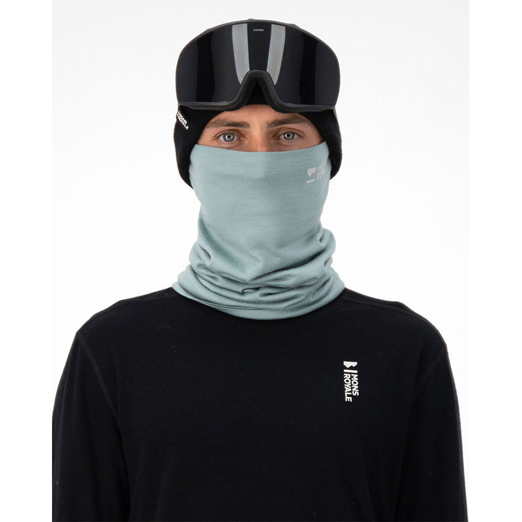 En Halsedisse, Double Up i farven Dew set forfra på mand