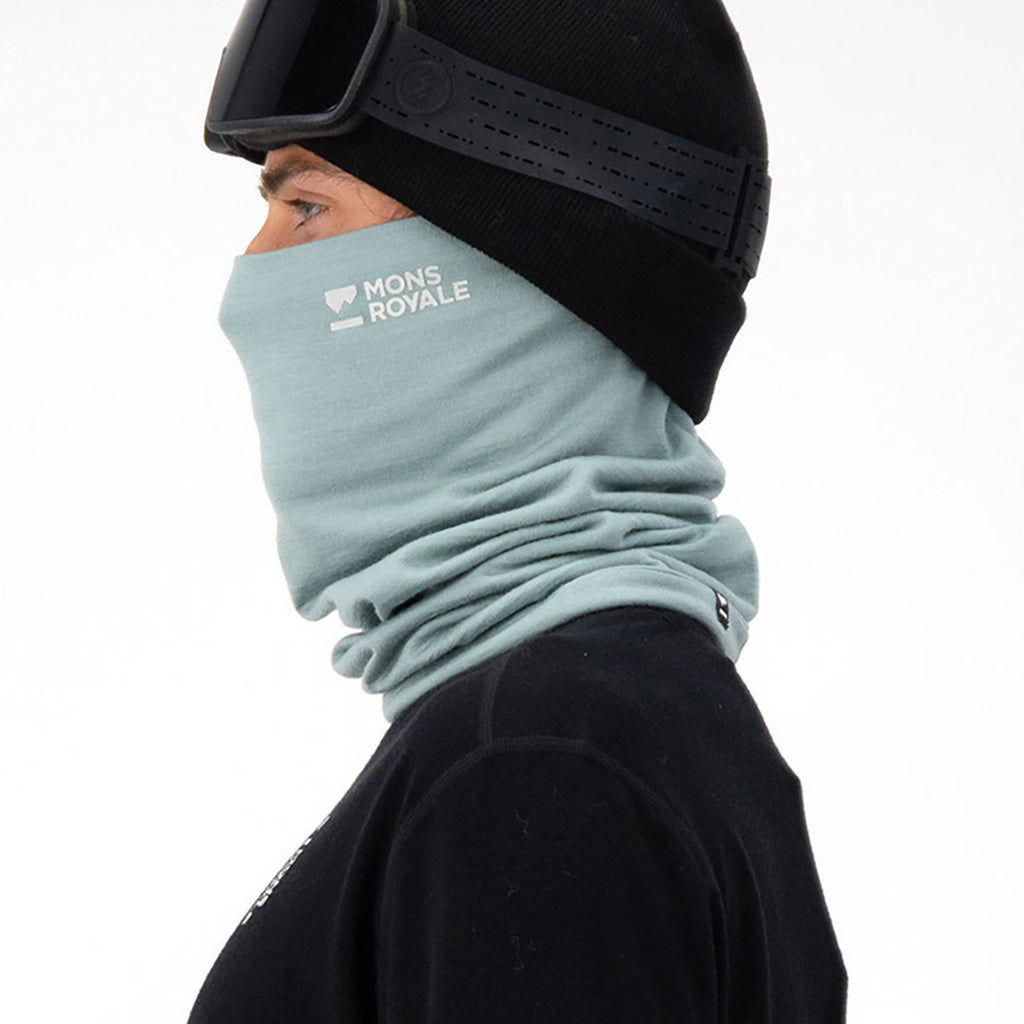 En Halsedisse, Double Up i farven Dew set fra venstre side