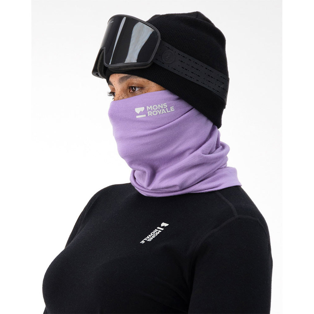 En Halsedisse, Double Up i farven Lupin set fra en skrå vinkel