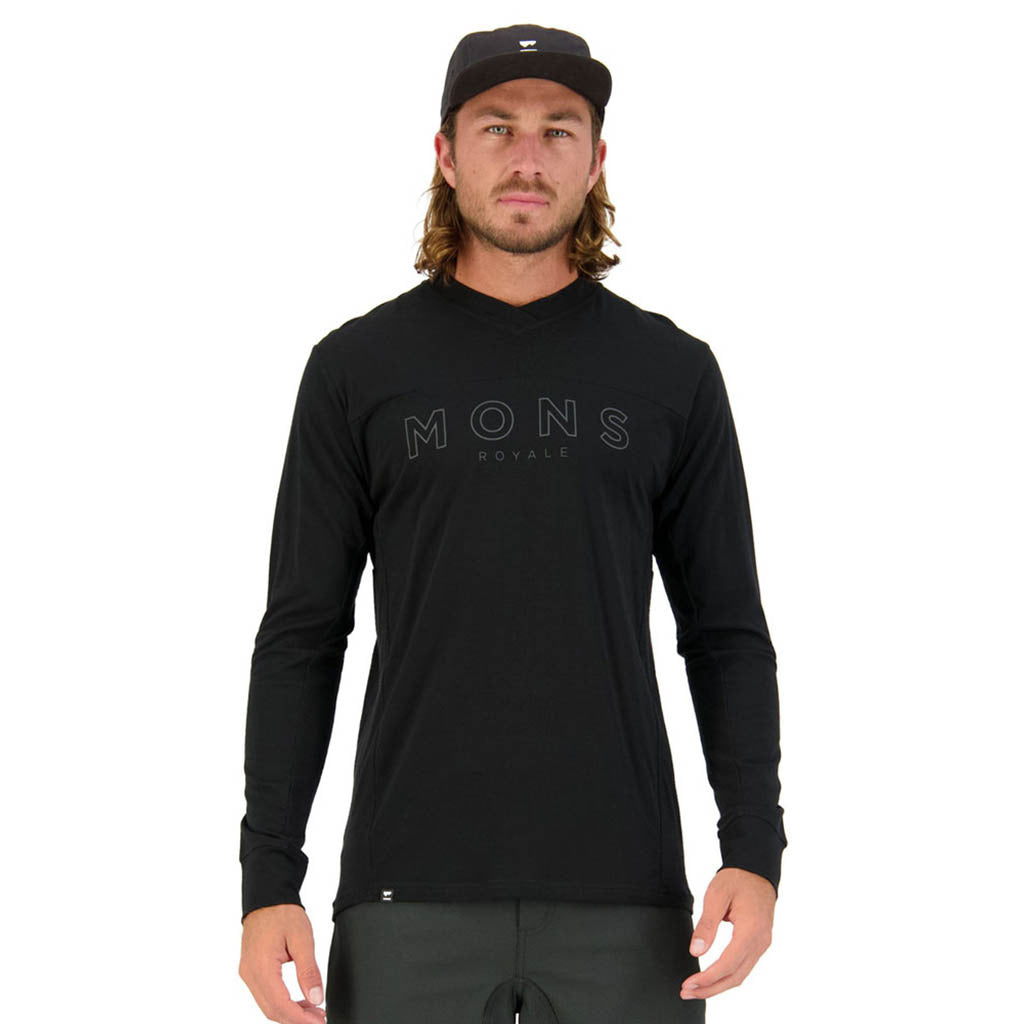 Skiundertøj, rødwood Enduro VLS i farven sort set forfra på model