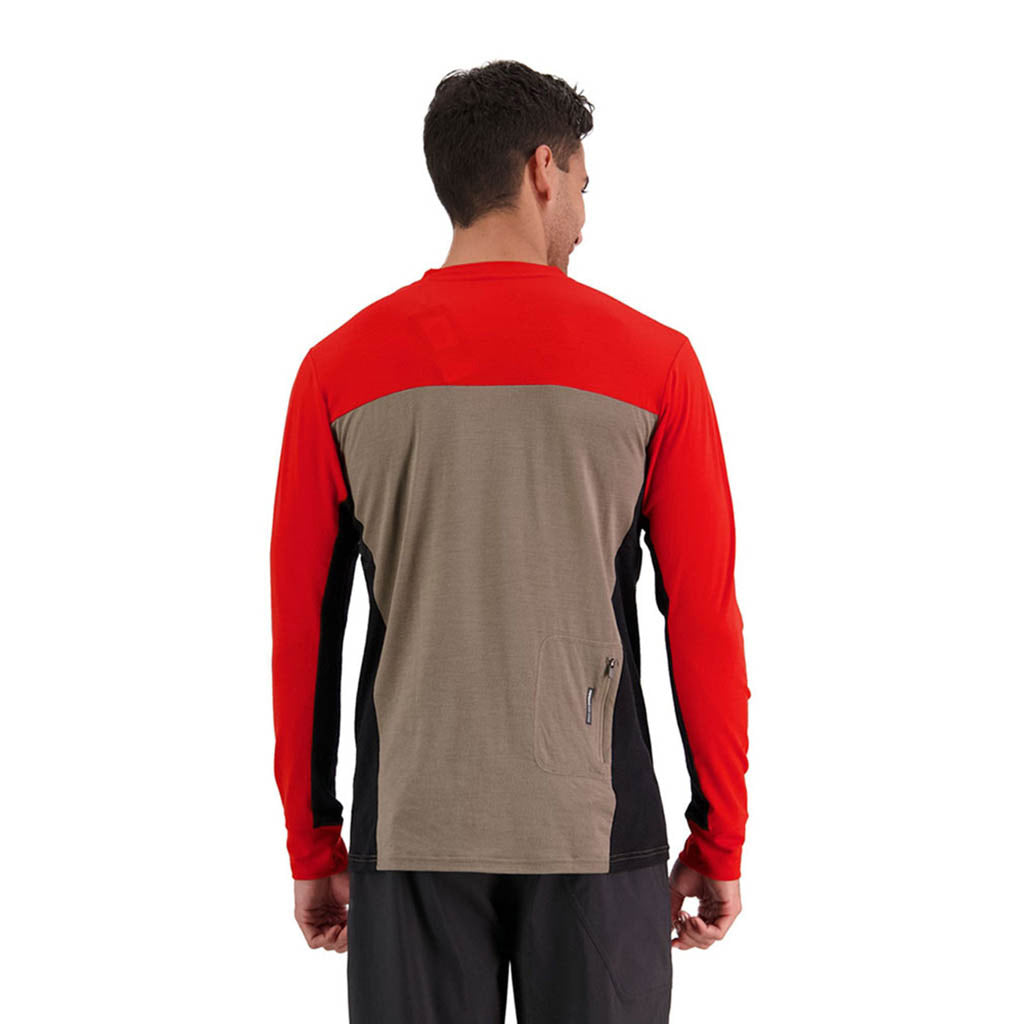 En T-Shirt, rødwood Enduro VLS i farven Retro rød / sort / Walnut set bagfra