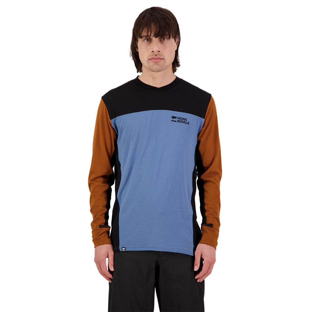 En T-Shirt, rødwood Enduro VLS i farven Retro Valley set forfra på model