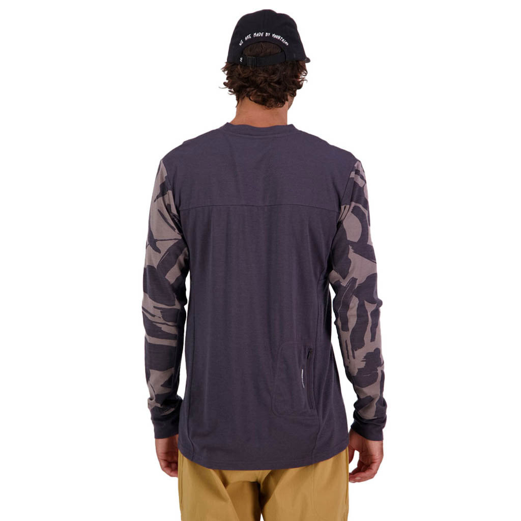 En Langærmet T-shirt, rødwood Enduro VLS i farven Shale / Fragments set bagfra