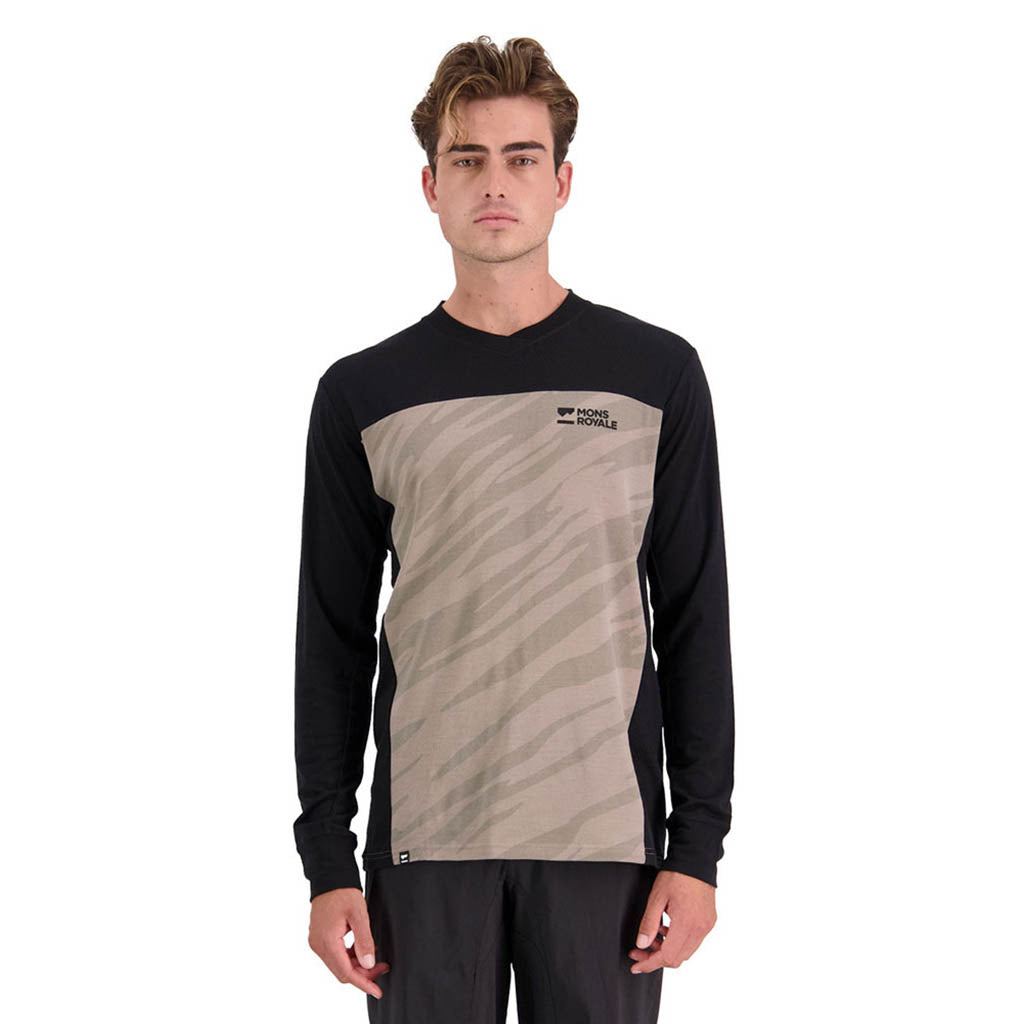 En T-Shirt, rødwood Enduro VLS i farven sort / Undercover Camo set forfra