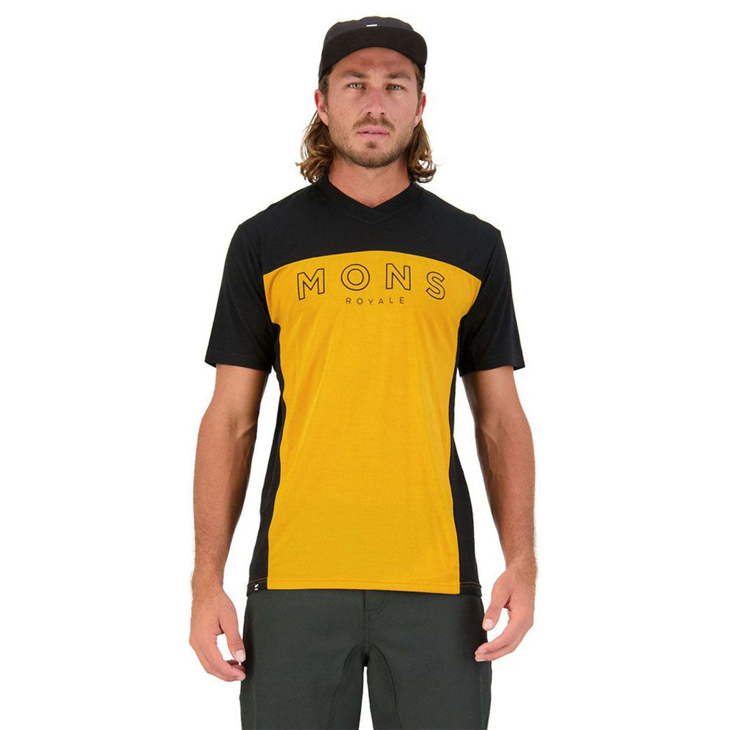 En T-Shirt, rødwood Enduro VT i farven sort /Gold set forfra