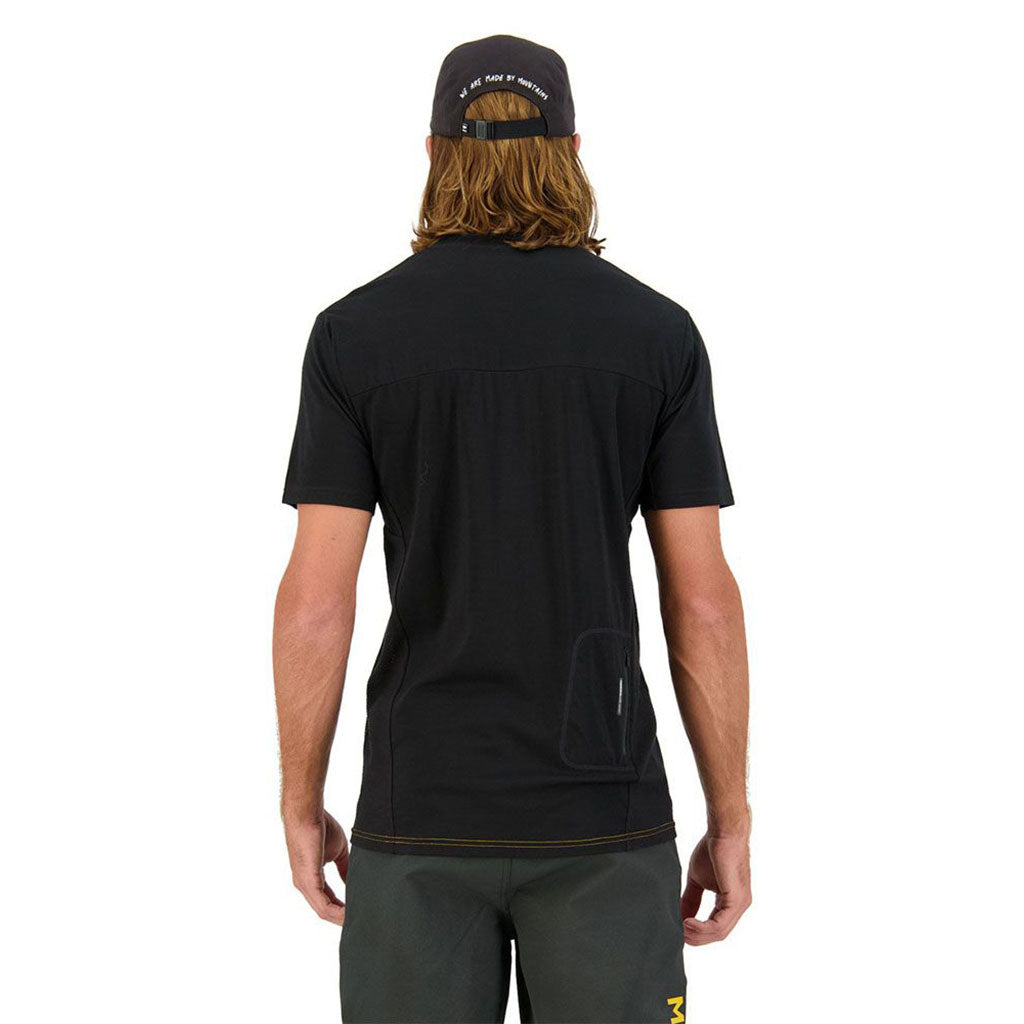 En T-Shirt, rødwood Enduro VT i farven sort /Gold set bagfra