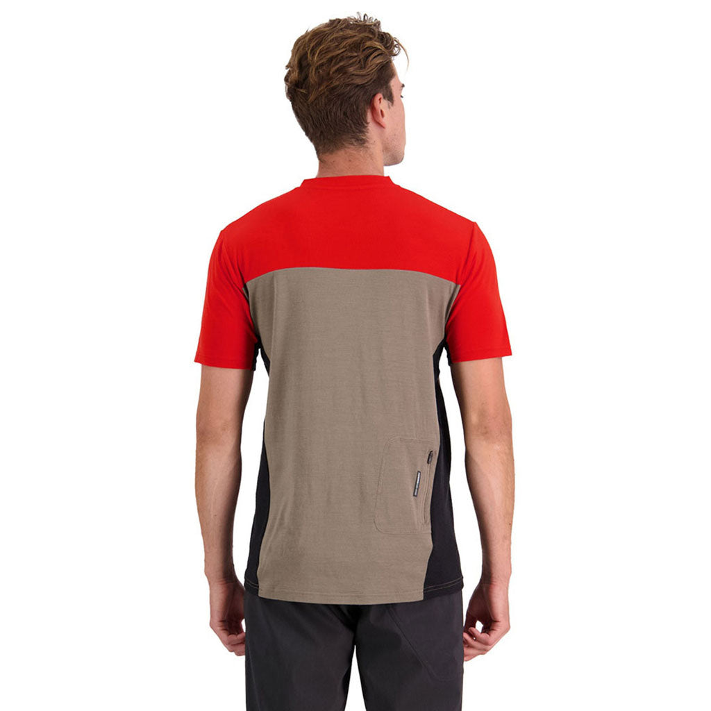 En T-Shirt, rødwood Enduro VT i farven Retro rød / sort / Walnut set bagfra