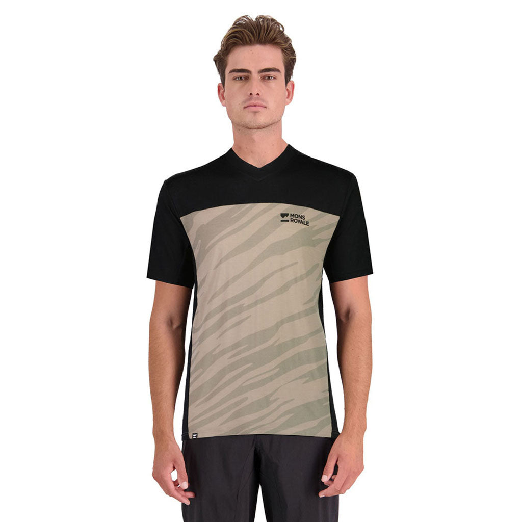 En T-Shirt, rødwood Enduro VT i farven sort / Undercover Camo set forfra