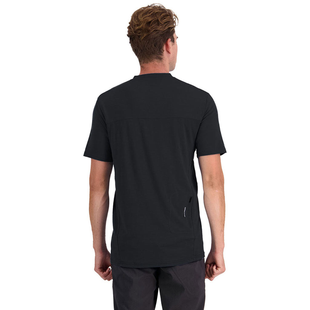 En T-Shirt, rødwood Enduro VT i farven sort / Undercover Camo set bagfra