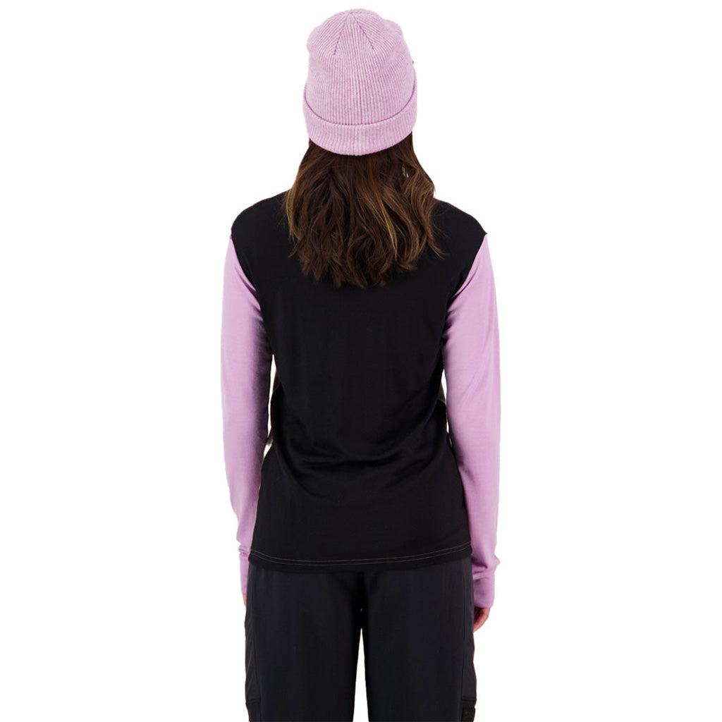 En T-Shirt, Yotei BF High Neck i farven Orchid Dawn set bagfra