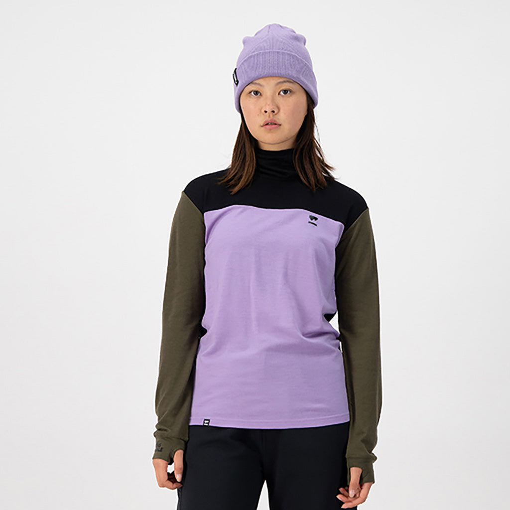 Yotei BF High Neck Midlayer i farven Lupin / Dark Olive / sort set forfra på model