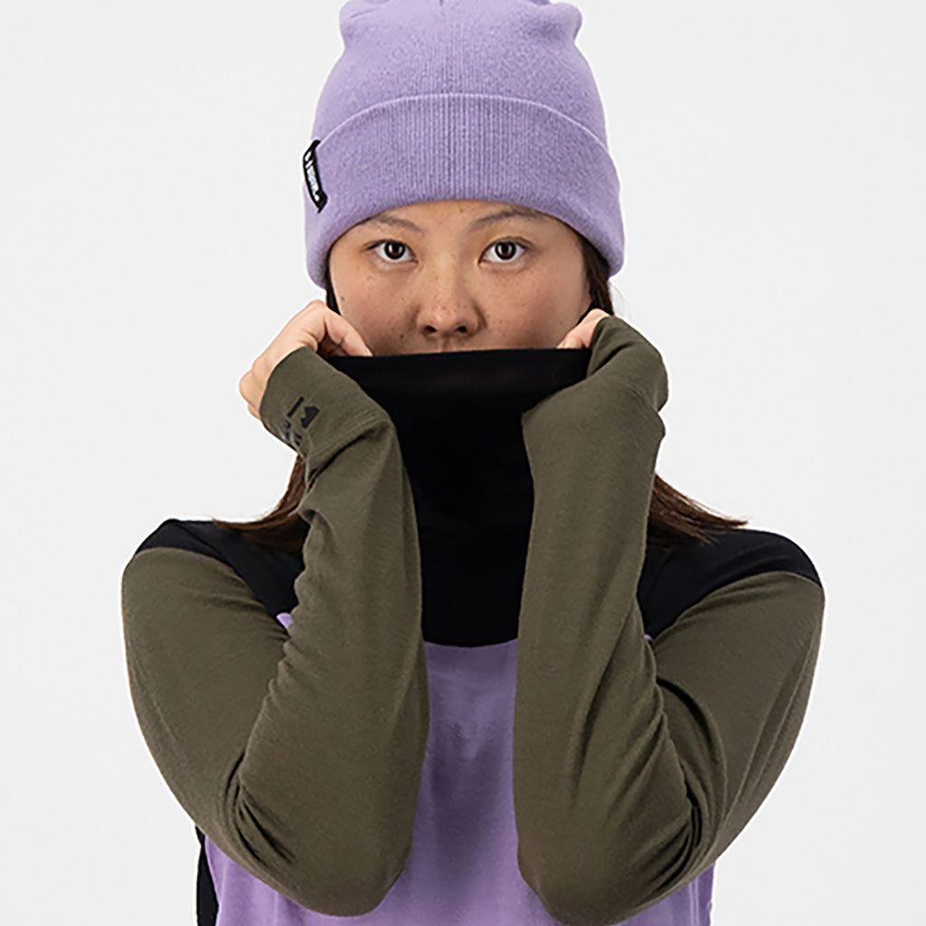 Yotei BF High Neck Midlayer i farven Lupin / Dark Olive / sort set forfra på model