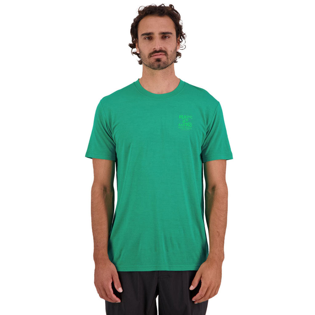 En T-Shirt, Icon i farven Pop grøn set forfra på model