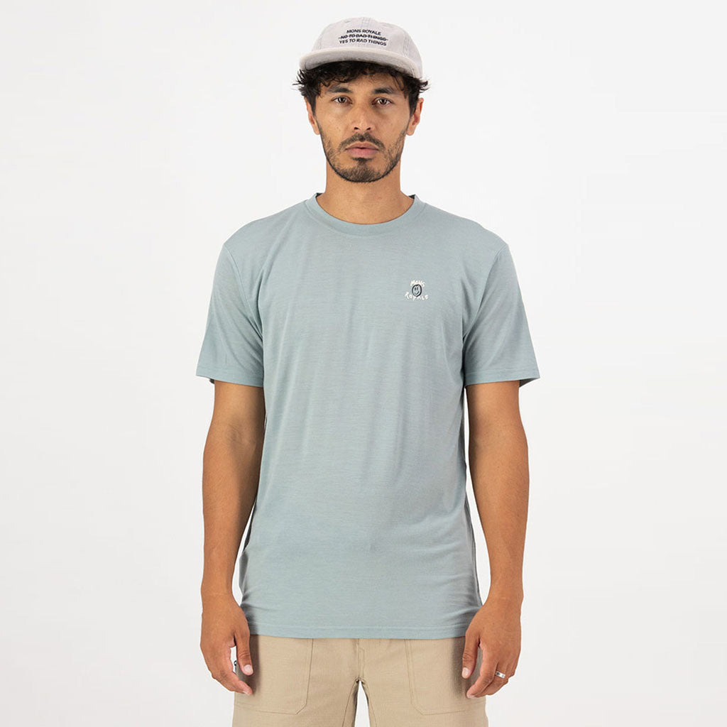 En T-Shirt, Icon Merino Classic i farven Dew set på en mand