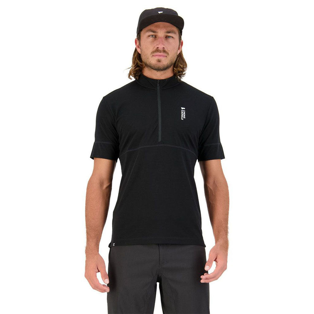 En T-Shirt, Cadence Half Zip T i farven sort set forfra