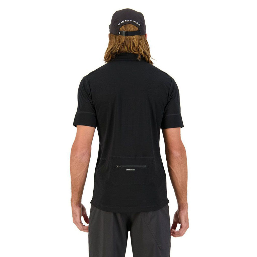 En T-Shirt, Cadence Half Zip T i farven sort set bagfra