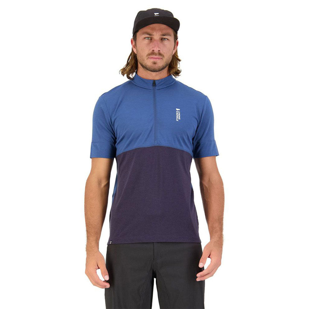 En T-Shirt, Cadence Half Zip T i farven Dark Denim / 9 Iron set forfra
