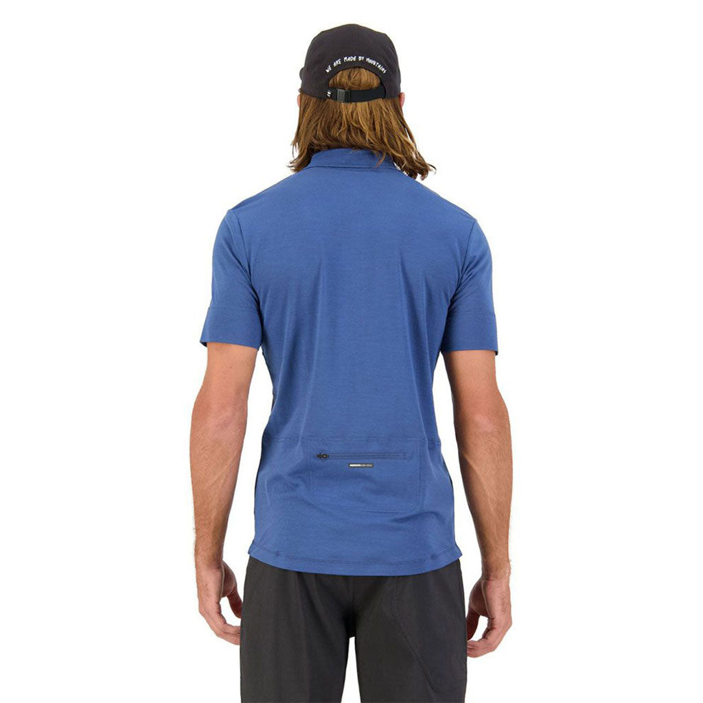 En T-Shirt, Cadence Half Zip T i farven Dark Denim / 9 Iron set bagfra