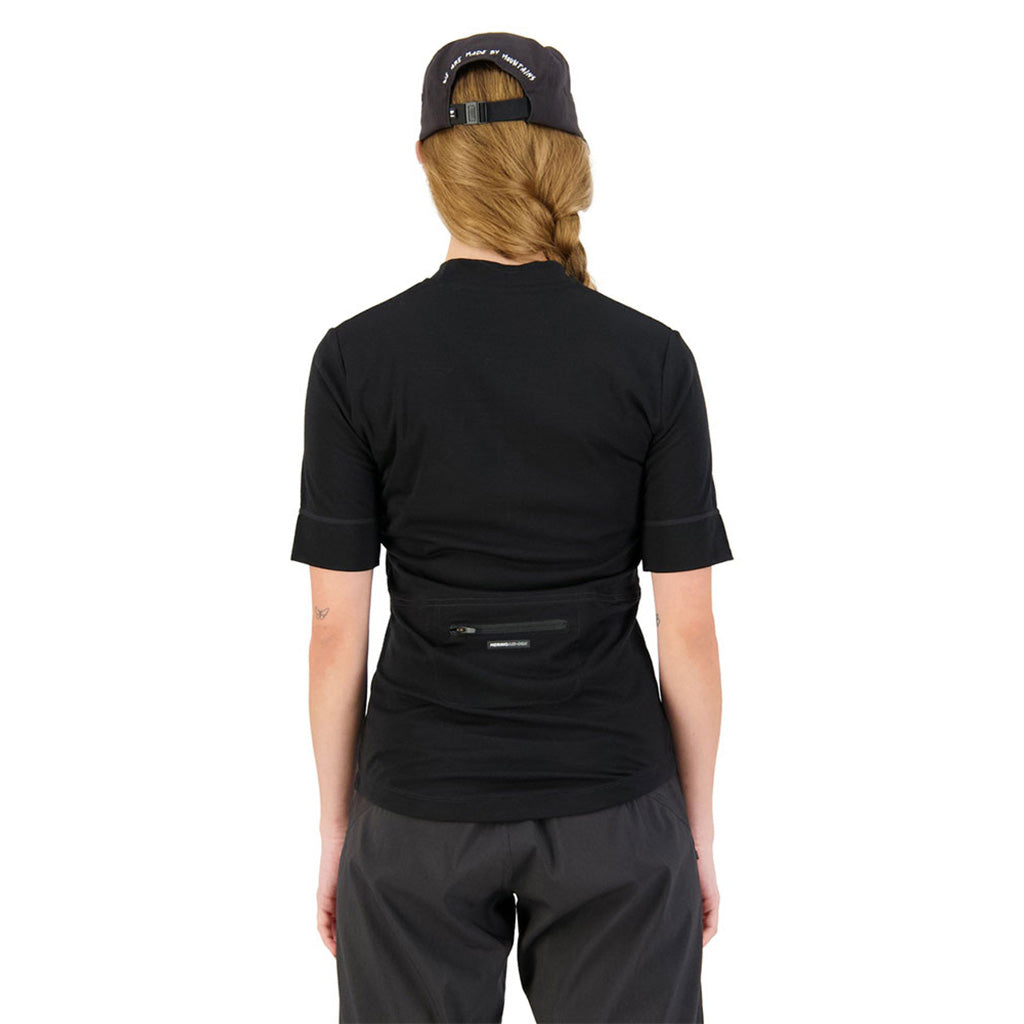 En T-Shirt, Cadence Half Zip i farven sort set bagfra